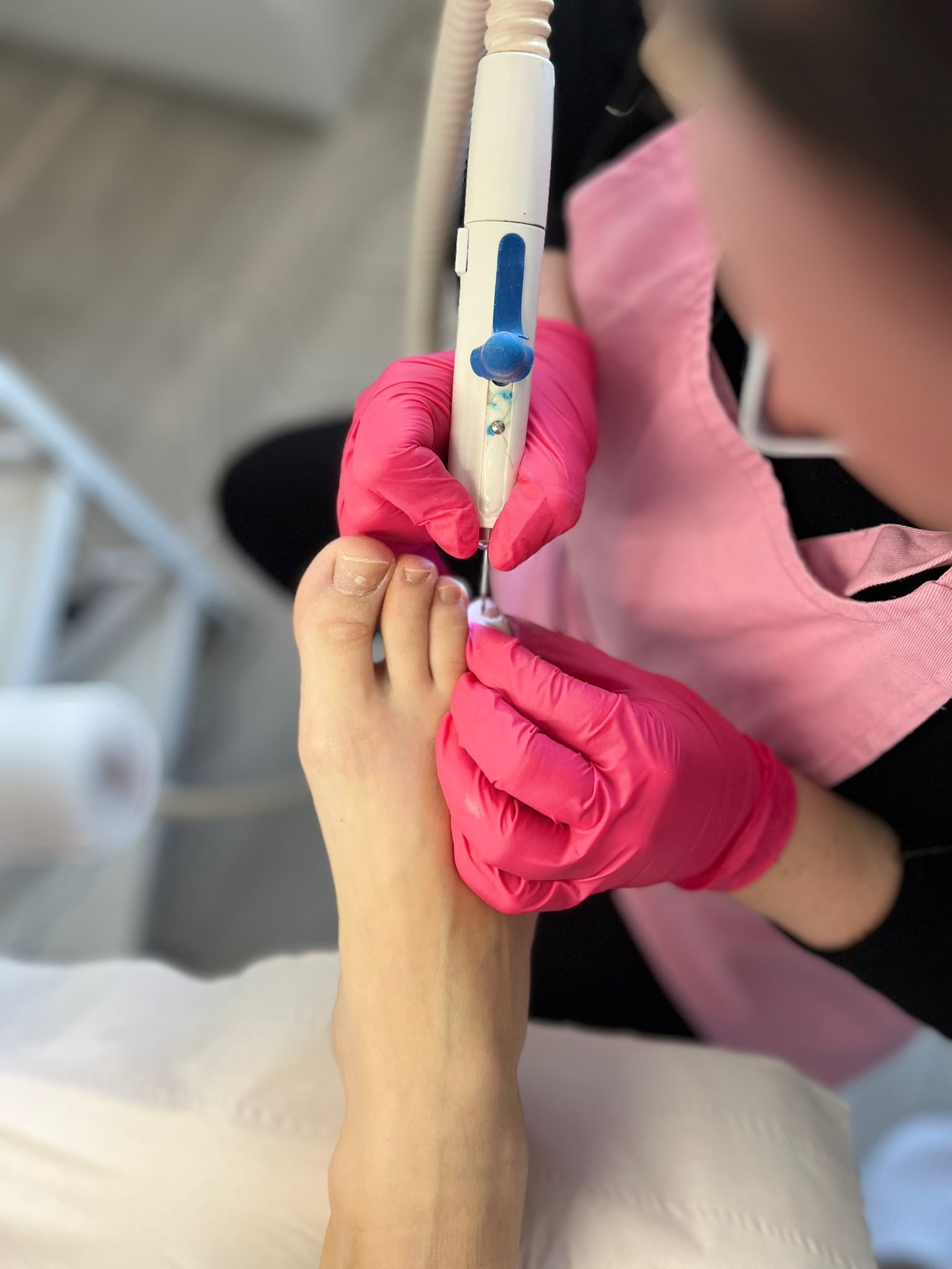 Pedikérka Lenka Kaniová při práci - Pedikúra Relax Bohumín